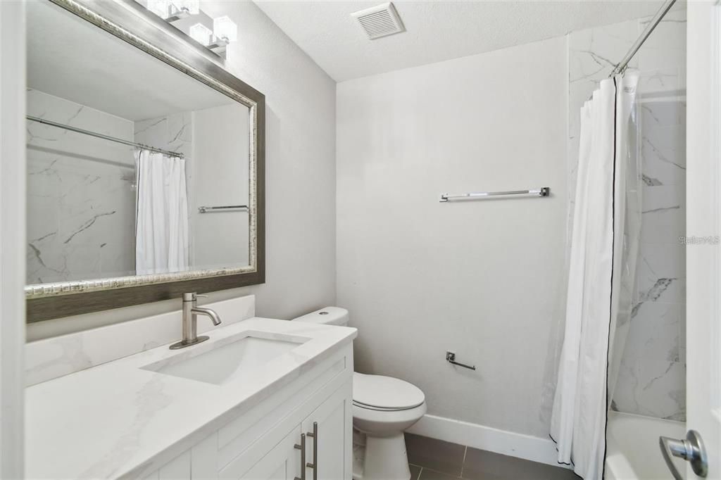 合同活跃: $4,250 (4 贝兹, 3 浴室, 2404 平方英尺)