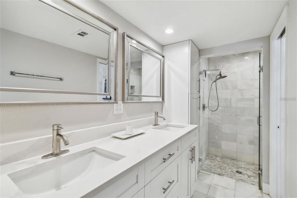 合同活跃: $4,250 (4 贝兹, 3 浴室, 2404 平方英尺)