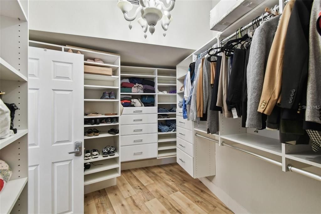 合同活跃: $4,250 (4 贝兹, 3 浴室, 2404 平方英尺)