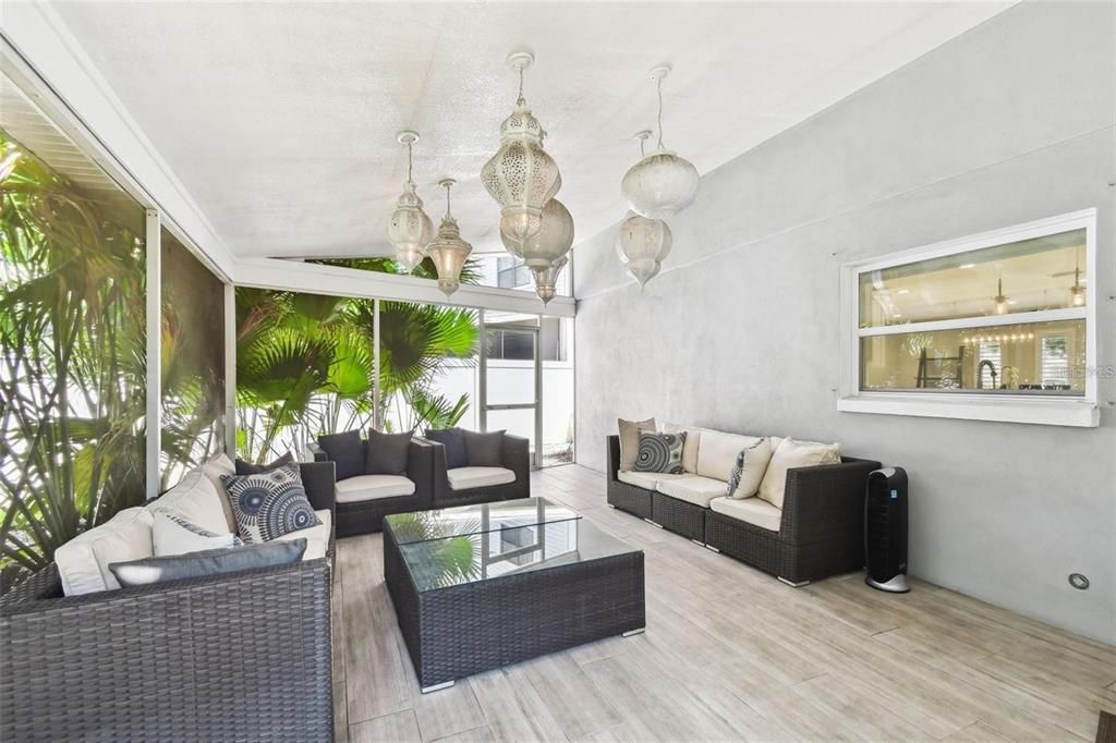 合同活跃: $4,250 (4 贝兹, 3 浴室, 2404 平方英尺)