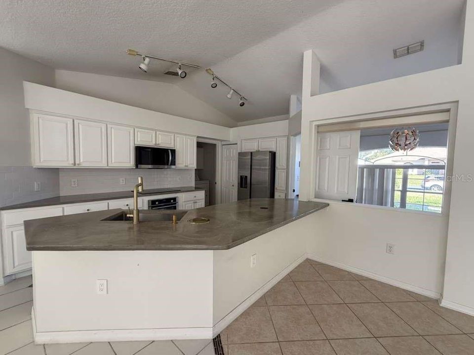 For Rent: $2,800 (4 beds, 2 baths, 1894 Square Feet)