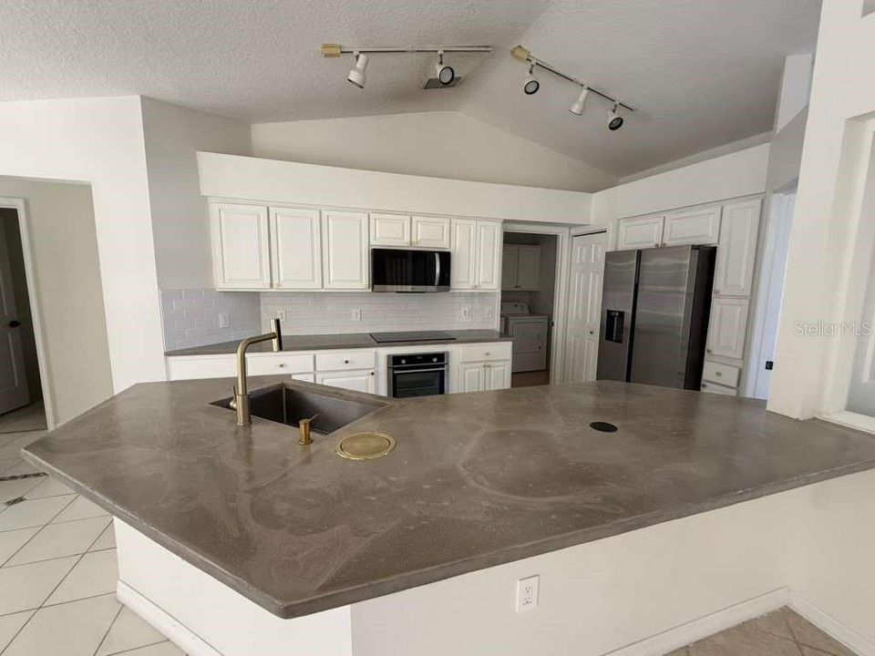 For Rent: $2,800 (4 beds, 2 baths, 1894 Square Feet)