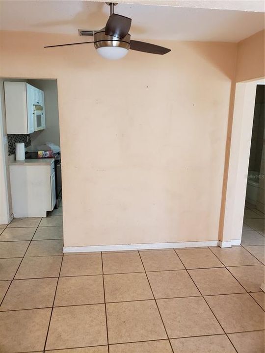 For Sale: $199,900 (2 beds, 1 baths, 1127 Square Feet)