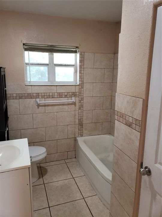 For Sale: $199,900 (2 beds, 1 baths, 1127 Square Feet)