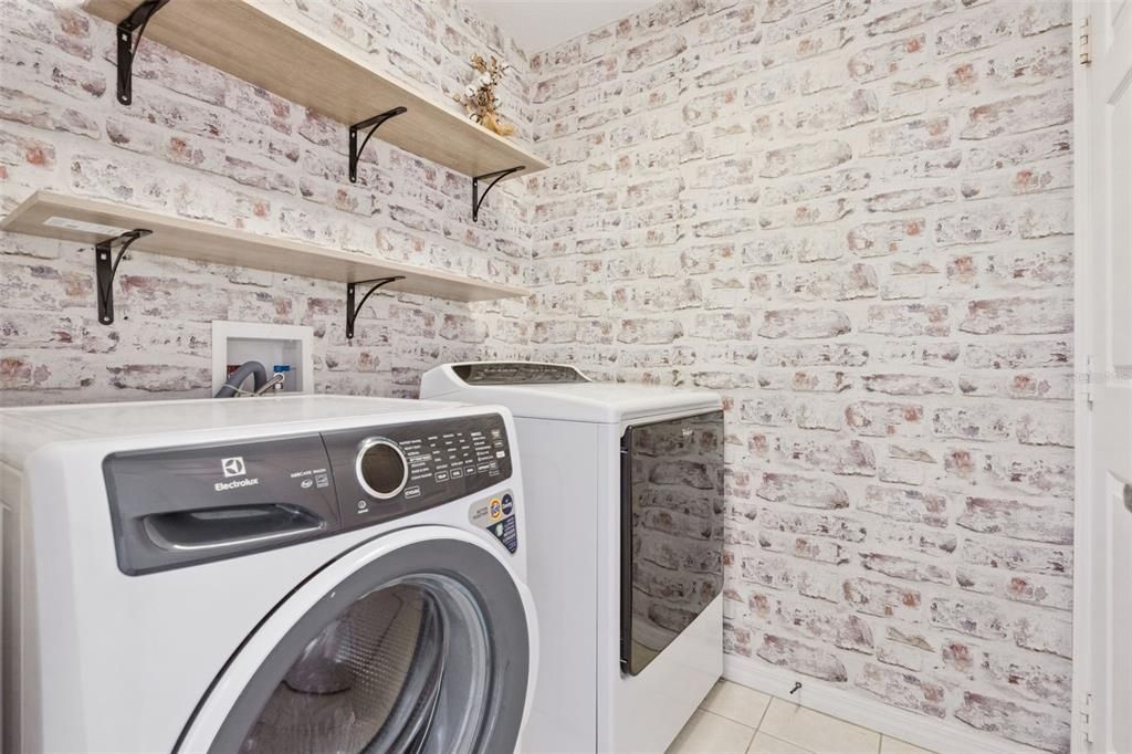 Active With Contract: $415,000 (5 beds, 3 baths, 2494 Square Feet)