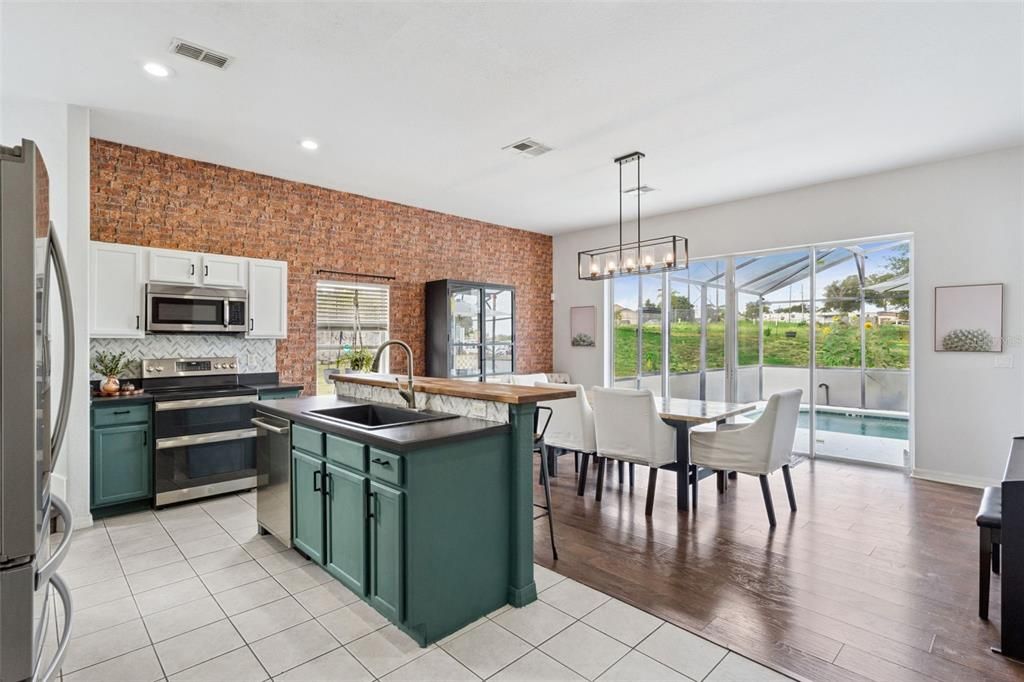 Active With Contract: $415,000 (5 beds, 3 baths, 2494 Square Feet)