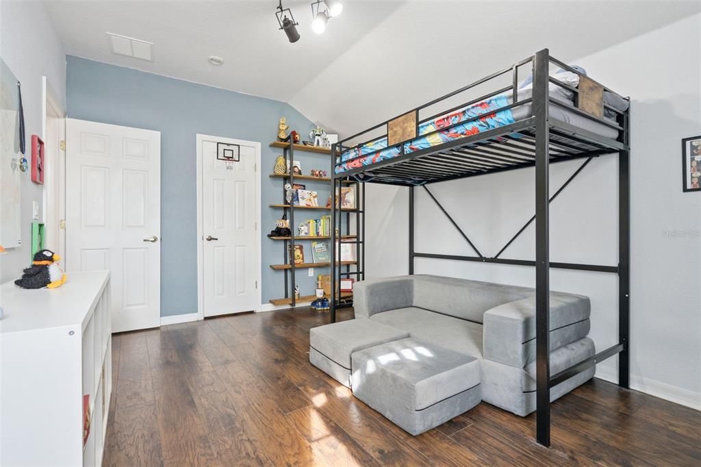 Active With Contract: $415,000 (5 beds, 3 baths, 2494 Square Feet)