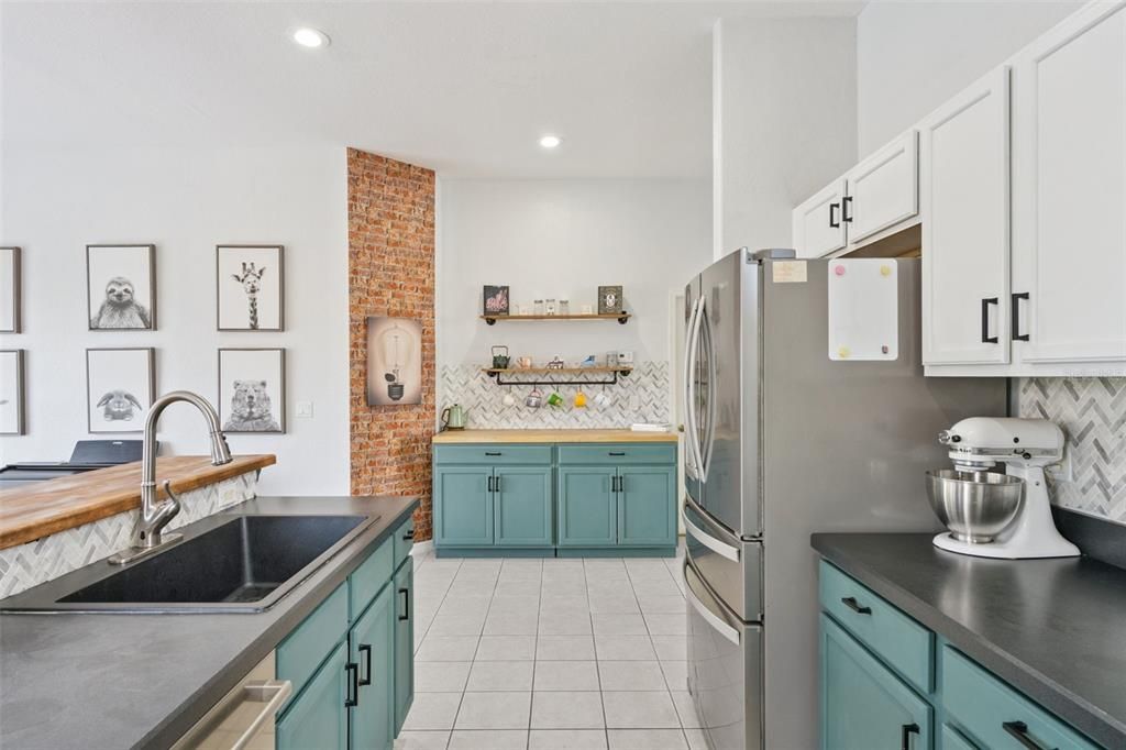 Active With Contract: $415,000 (5 beds, 3 baths, 2494 Square Feet)