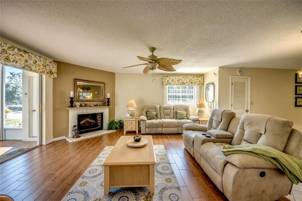 For Sale: $114,500 (2 beds, 2 baths, 1008 Square Feet)