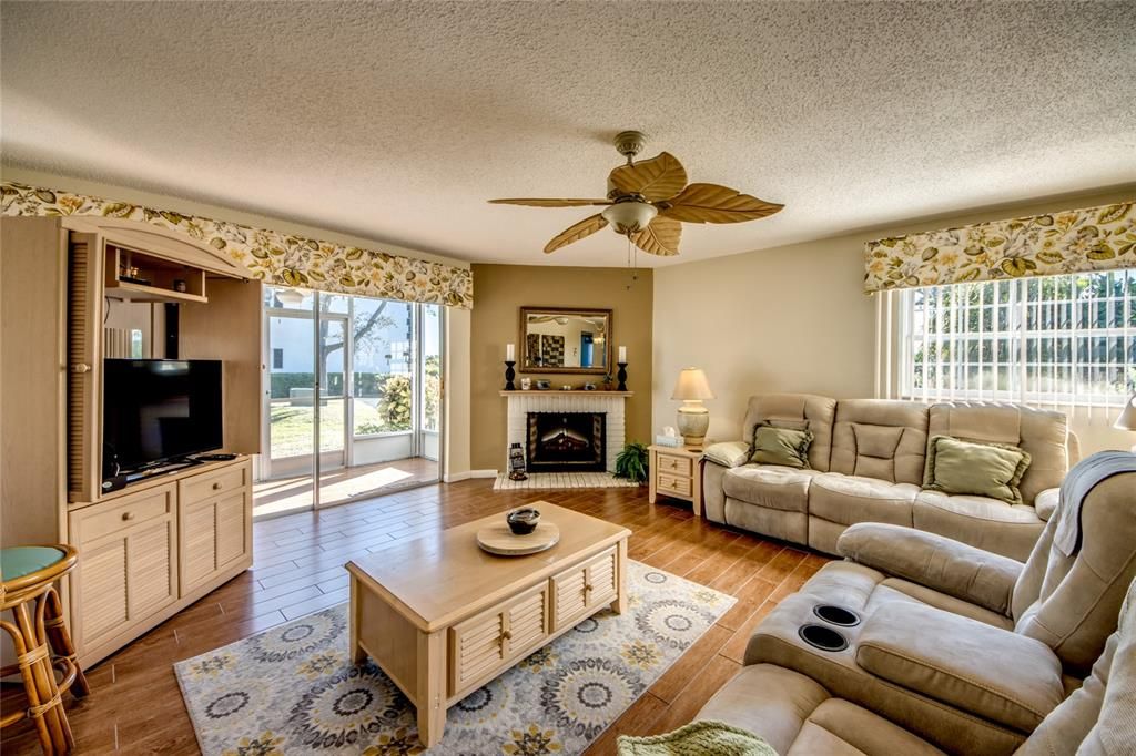 For Sale: $114,500 (2 beds, 2 baths, 1008 Square Feet)