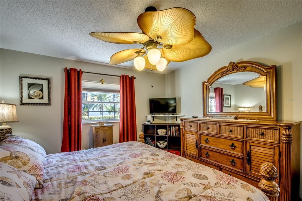 For Sale: $114,500 (2 beds, 2 baths, 1008 Square Feet)