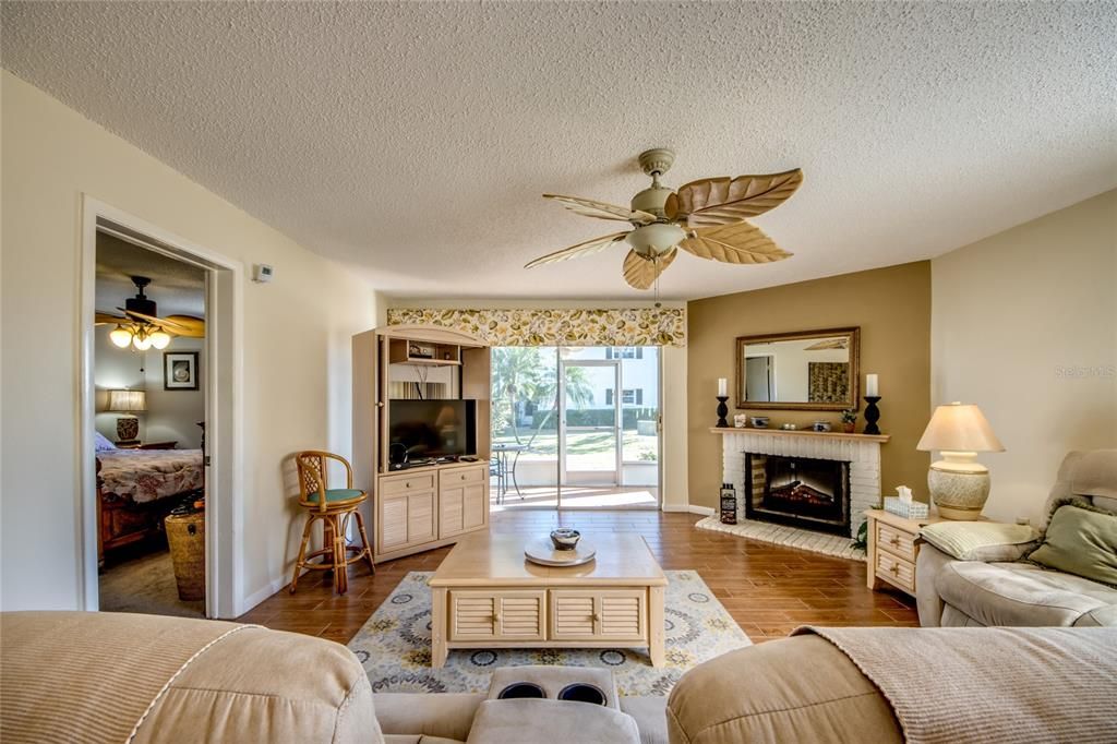 For Sale: $114,500 (2 beds, 2 baths, 1008 Square Feet)