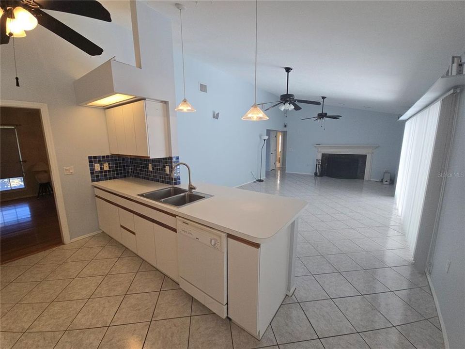 待售: $599,000 (4 贝兹, 2 浴室, 2160 平方英尺)