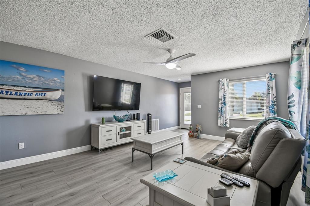 出租: $2,200 (2 贝兹, 1 浴室, 995 平方英尺)