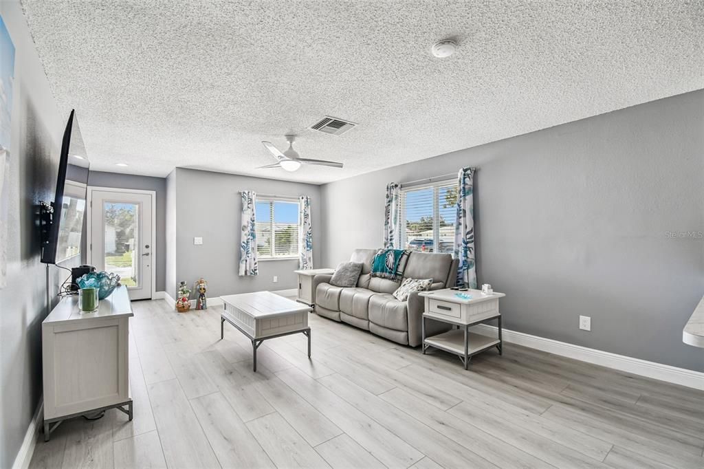 出租: $2,200 (2 贝兹, 1 浴室, 995 平方英尺)