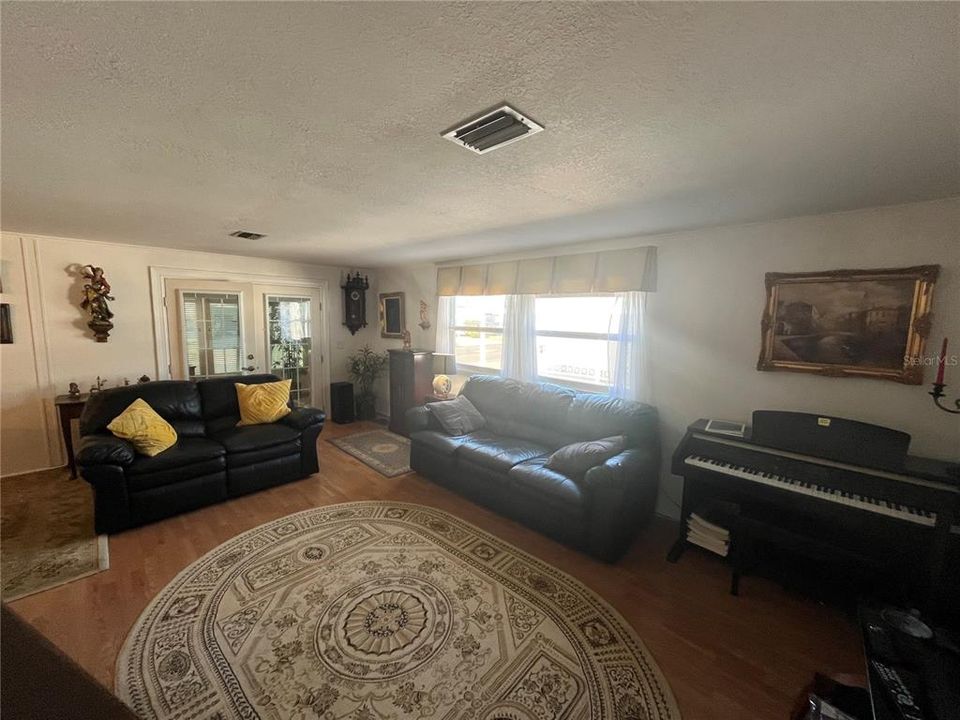 For Sale: $195,000 (2 beds, 2 baths, 1152 Square Feet)