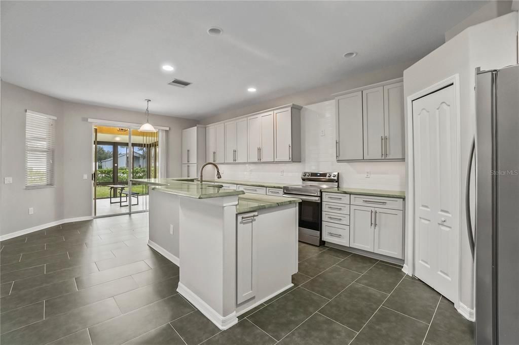 待售: $465,000 (5 贝兹, 4 浴室, 3240 平方英尺)