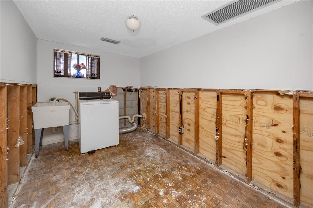 Active With Contract: $525,000 (3 beds, 2 baths, 1254 Square Feet)