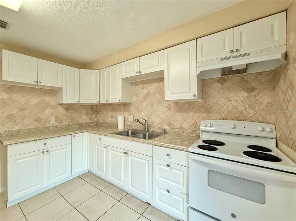 For Rent: $2,095 (3 beds, 2 baths, 1040 Square Feet)