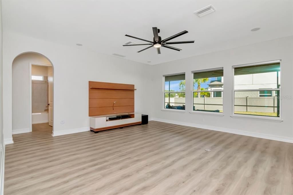 For Sale: $1,100,000 (5 beds, 4 baths, 4069 Square Feet)