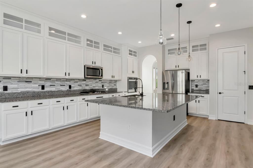 For Sale: $1,100,000 (5 beds, 4 baths, 4069 Square Feet)