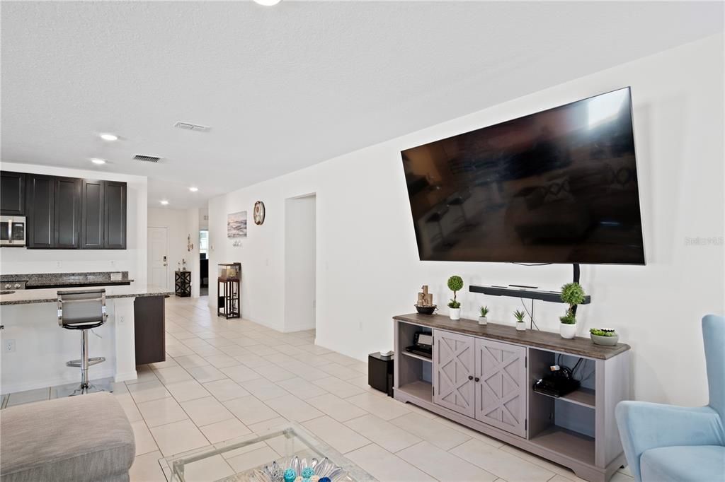 待售: $450,000 (4 贝兹, 2 浴室, 1970 平方英尺)