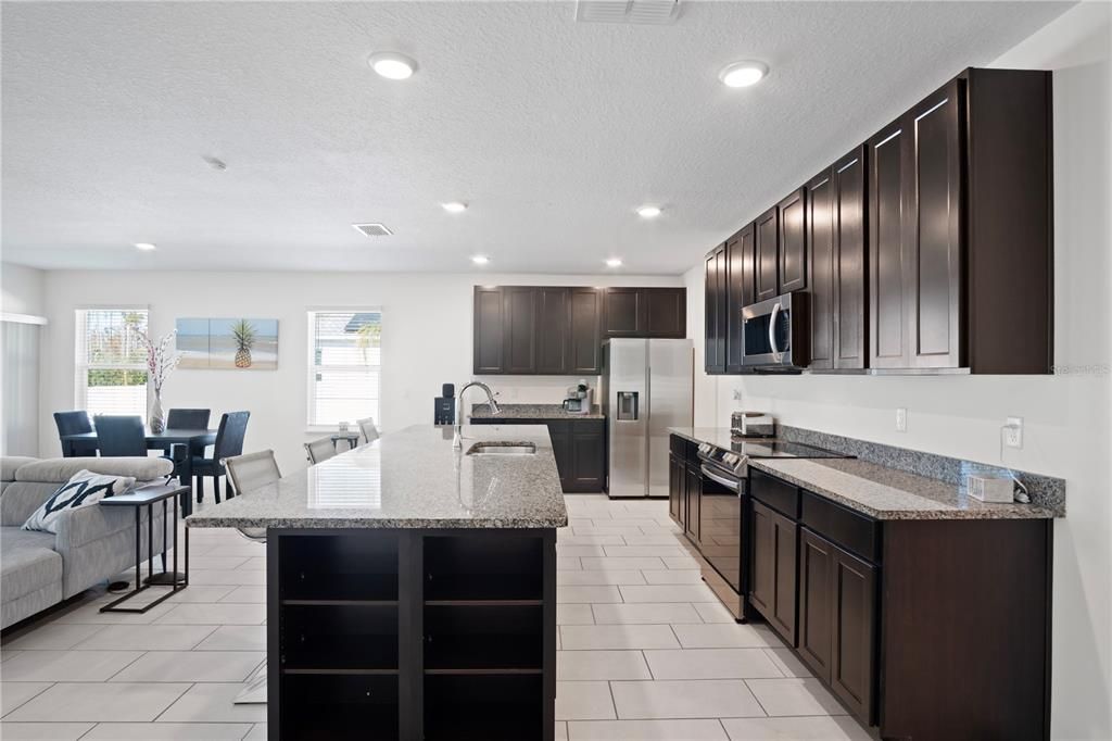 待售: $450,000 (4 贝兹, 2 浴室, 1970 平方英尺)