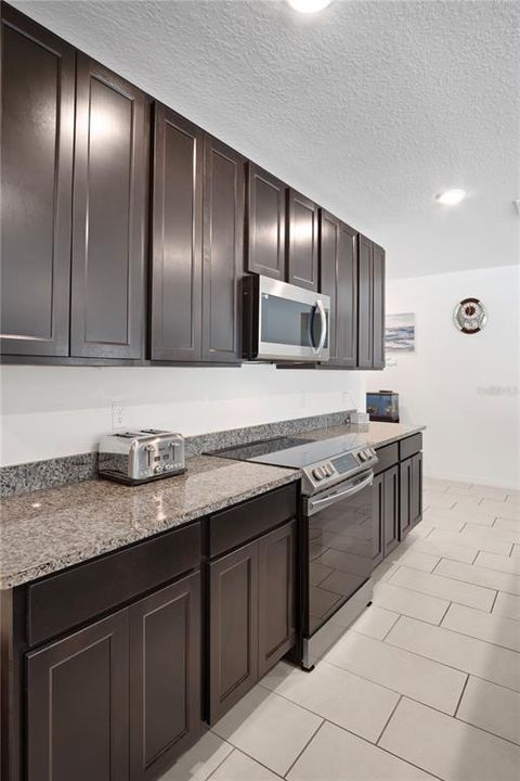 待售: $450,000 (4 贝兹, 2 浴室, 1970 平方英尺)