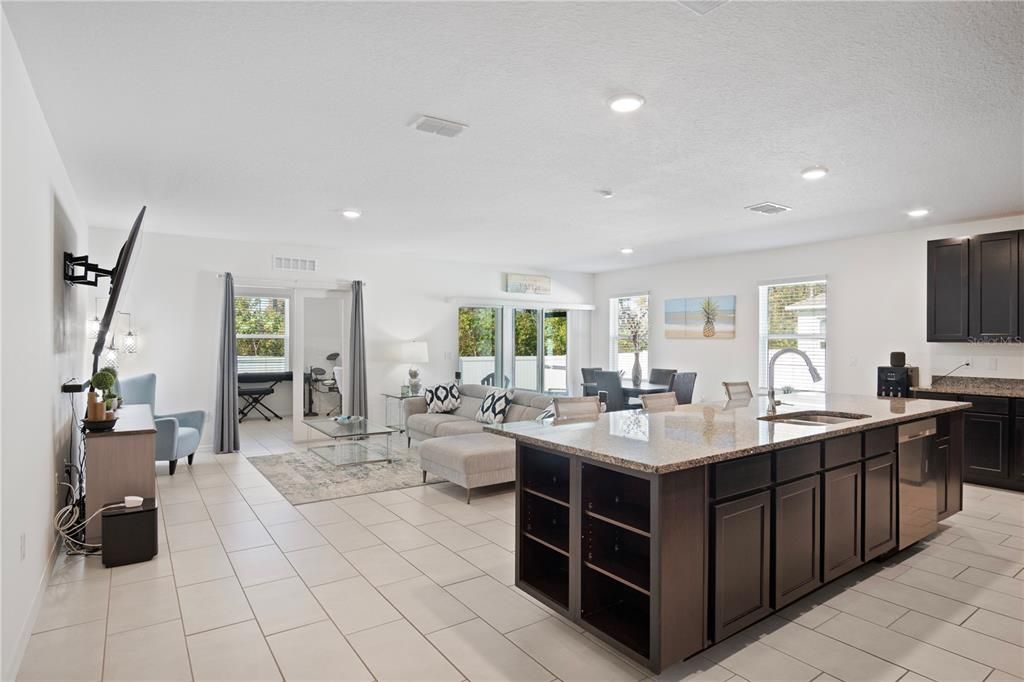 待售: $450,000 (4 贝兹, 2 浴室, 1970 平方英尺)