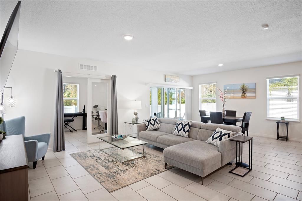 待售: $450,000 (4 贝兹, 2 浴室, 1970 平方英尺)