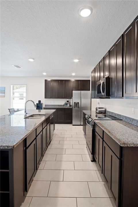 待售: $450,000 (4 贝兹, 2 浴室, 1970 平方英尺)