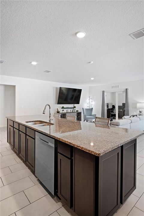 待售: $450,000 (4 贝兹, 2 浴室, 1970 平方英尺)