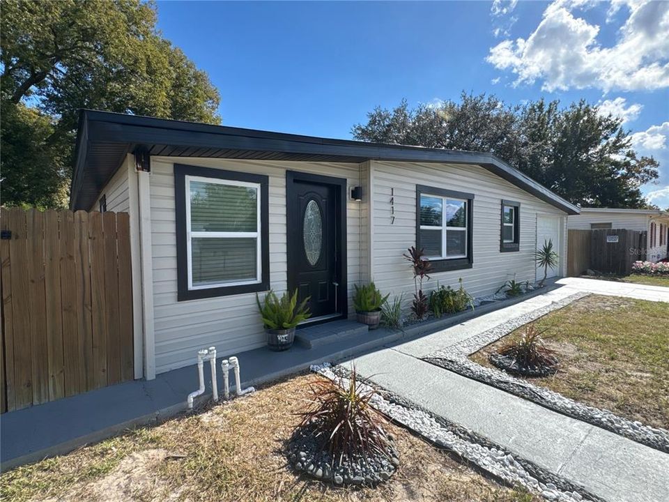 For Rent: $1,850 (3 beds, 2 baths, 884 Square Feet)