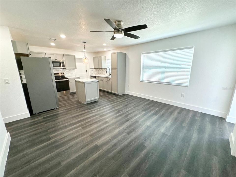 For Rent: $1,850 (3 beds, 2 baths, 884 Square Feet)