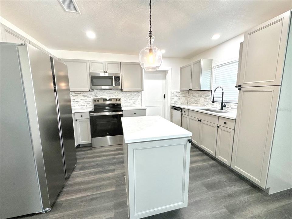 For Rent: $1,850 (3 beds, 2 baths, 884 Square Feet)