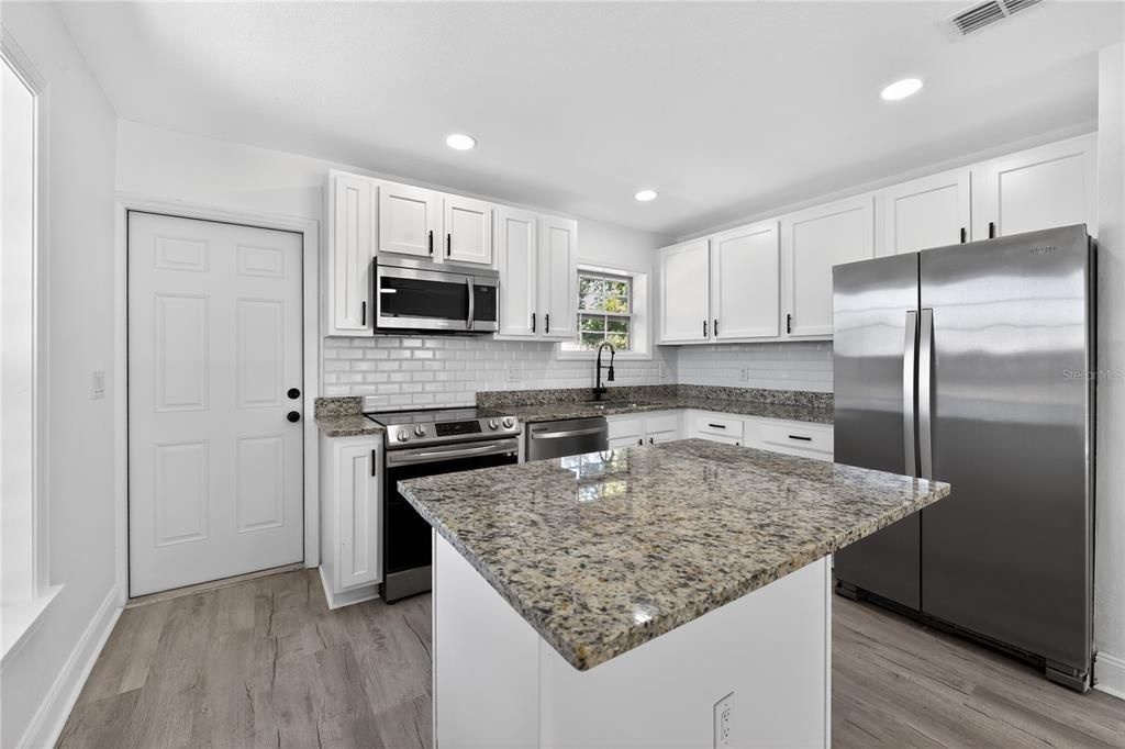 Под контрактом: $269,995 (3 спален, 1 ванн, 1169 Квадратных фут)