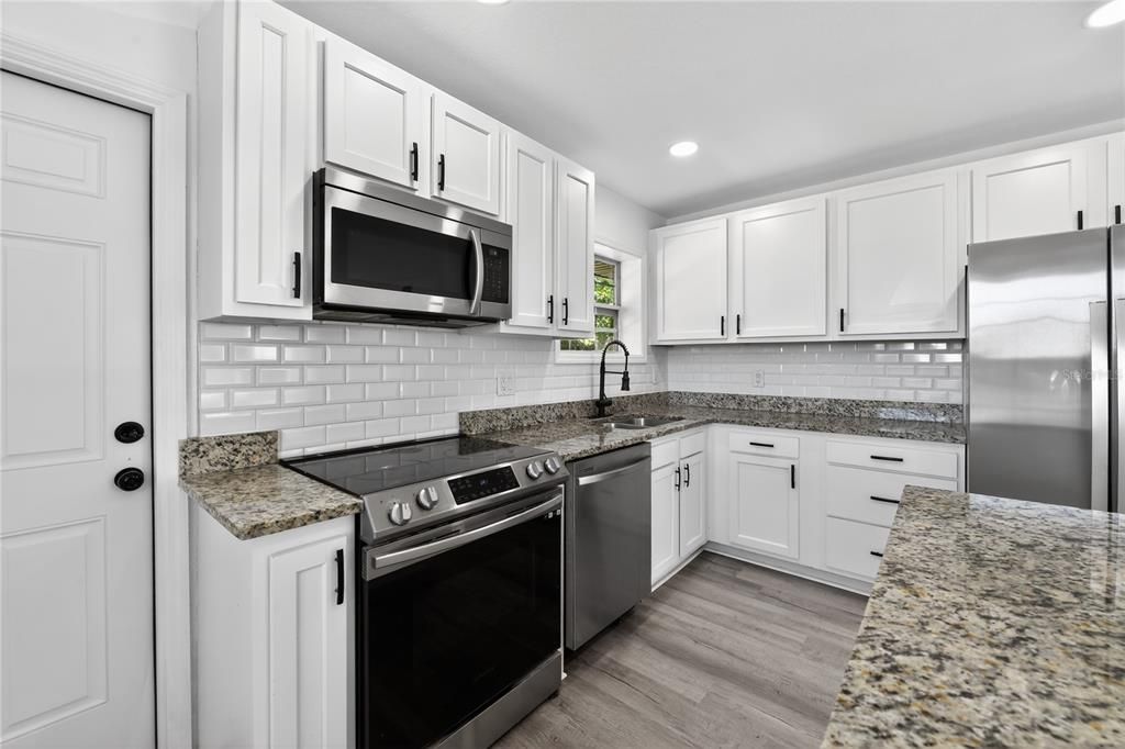 Под контрактом: $269,995 (3 спален, 1 ванн, 1169 Квадратных фут)