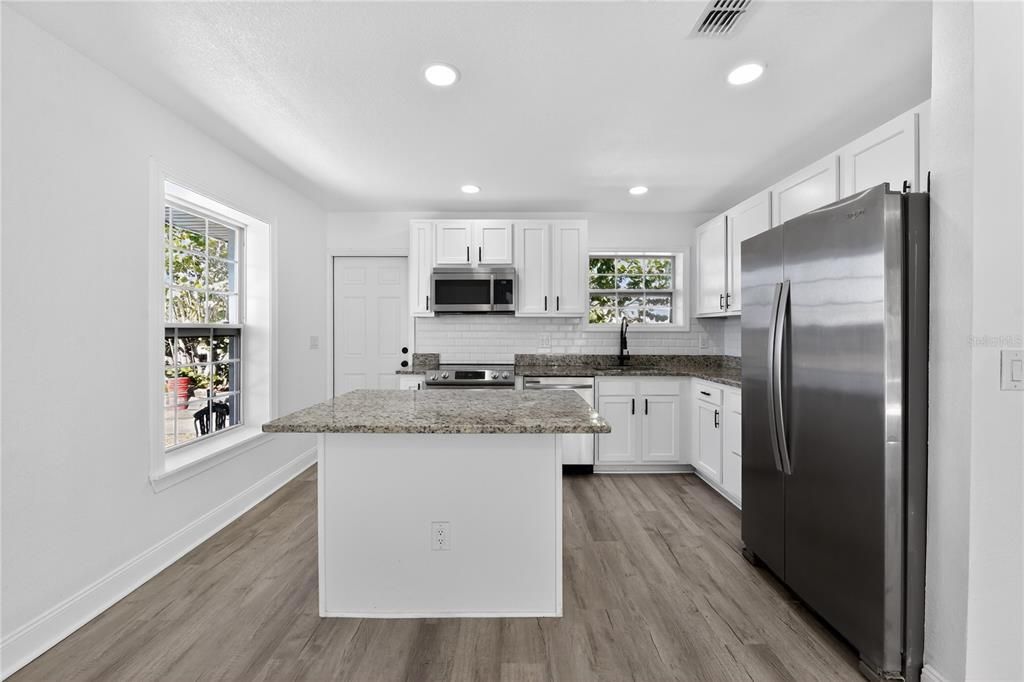 Под контрактом: $269,995 (3 спален, 1 ванн, 1169 Квадратных фут)