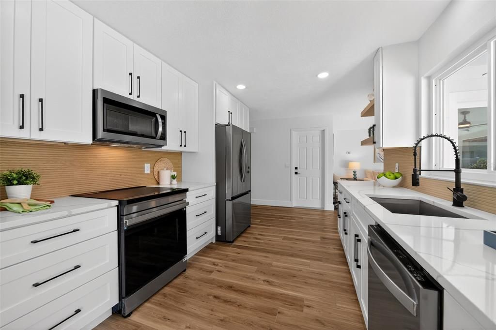 合同活跃: $589,000 (4 贝兹, 2 浴室, 2104 平方英尺)