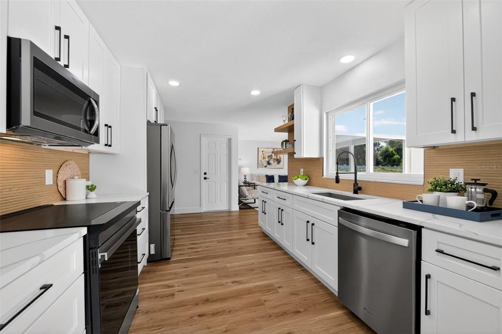 合同活跃: $589,000 (4 贝兹, 2 浴室, 2104 平方英尺)