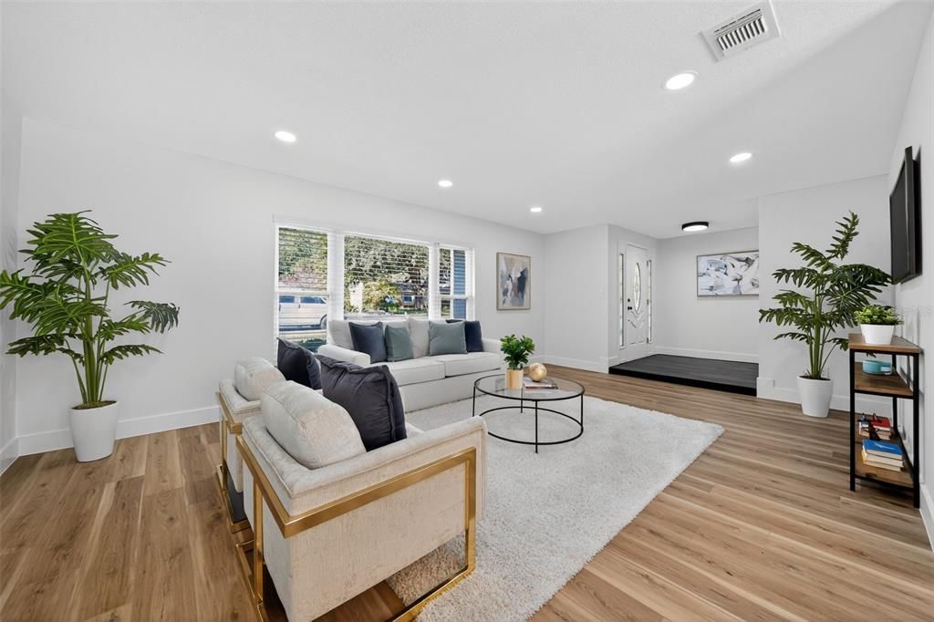 合同活跃: $589,000 (4 贝兹, 2 浴室, 2104 平方英尺)