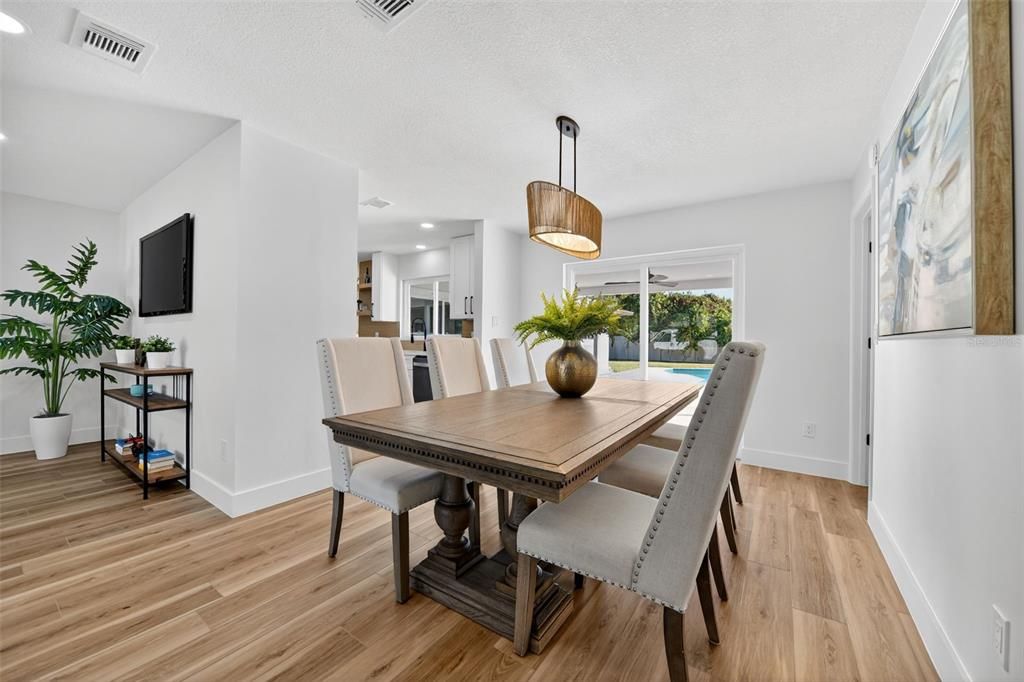 合同活跃: $589,000 (4 贝兹, 2 浴室, 2104 平方英尺)