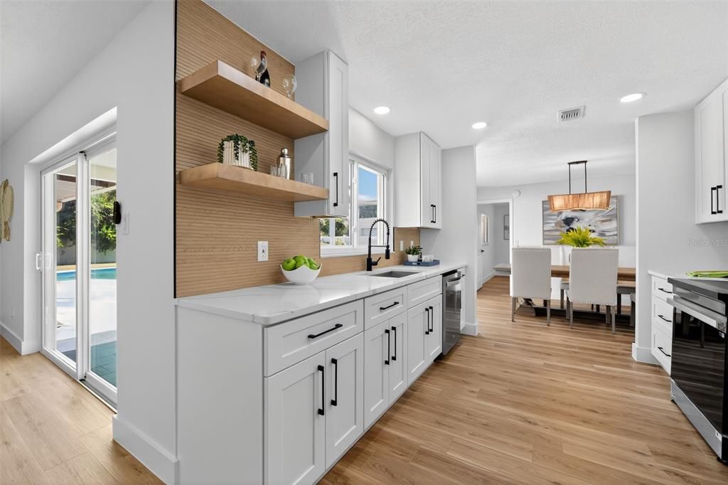 合同活跃: $589,000 (4 贝兹, 2 浴室, 2104 平方英尺)