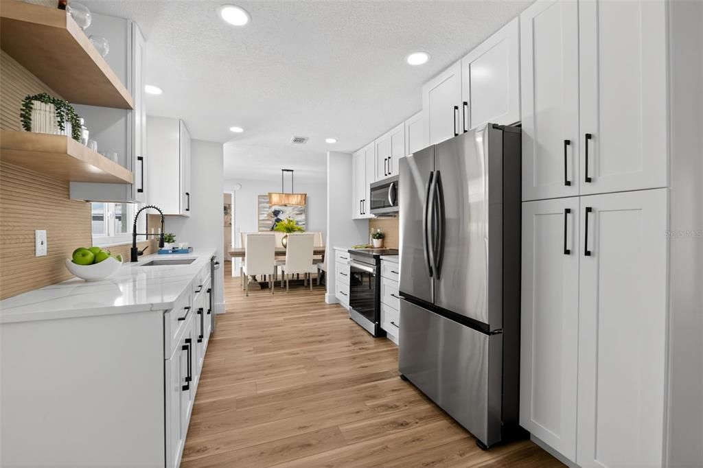 合同活跃: $589,000 (4 贝兹, 2 浴室, 2104 平方英尺)