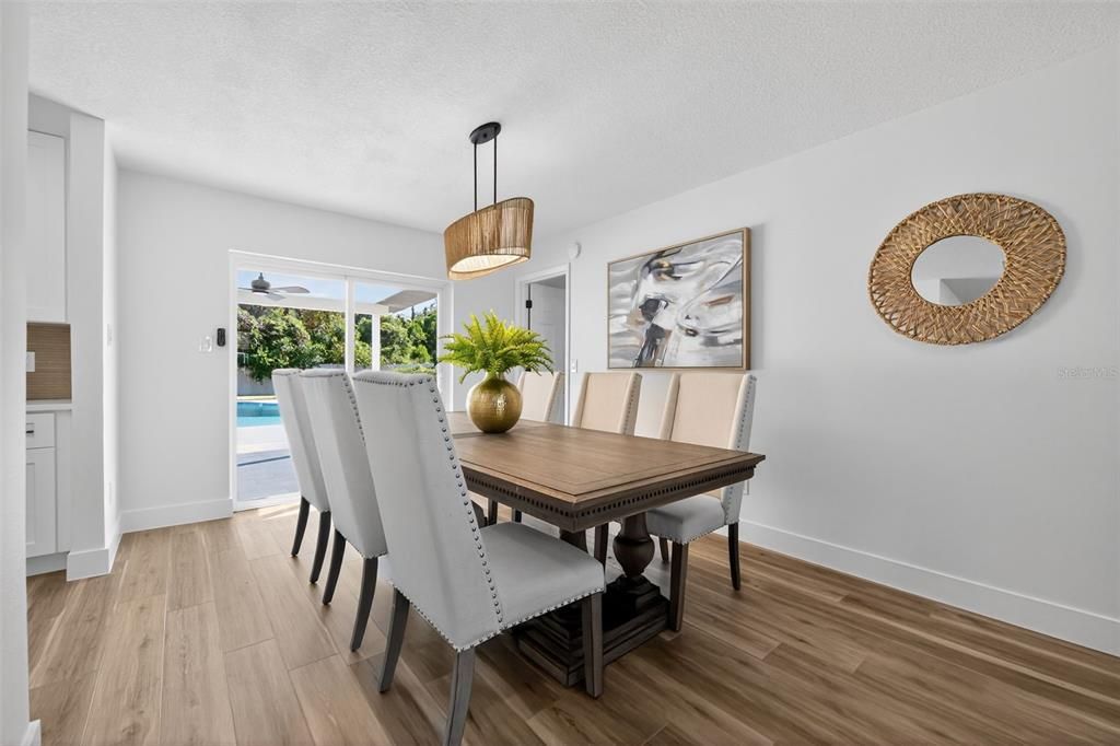 合同活跃: $589,000 (4 贝兹, 2 浴室, 2104 平方英尺)