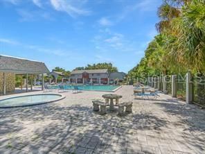 For Sale: $145,000 (2 beds, 2 baths, 1090 Square Feet)