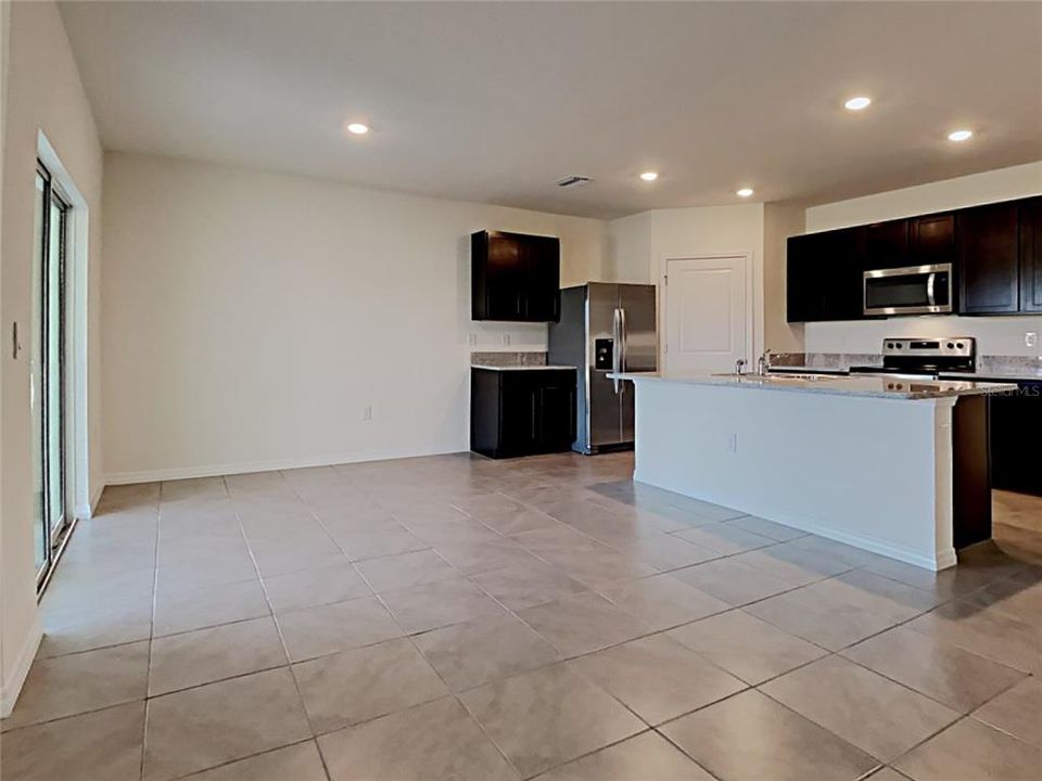 For Rent: $2,345 (4 beds, 2 baths, 1800 Square Feet)