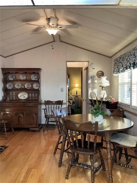 待售: $116,500 (1 贝兹, 1 浴室, 689 平方英尺)