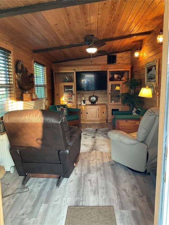 待售: $116,500 (1 贝兹, 1 浴室, 689 平方英尺)