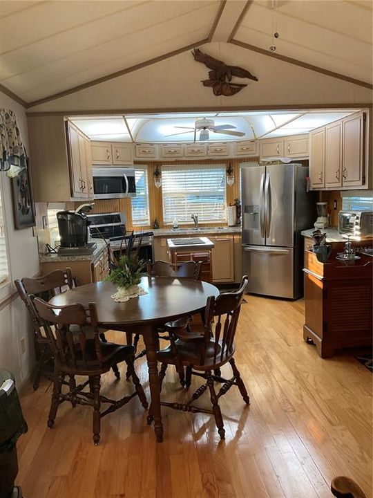 待售: $116,500 (1 贝兹, 1 浴室, 689 平方英尺)